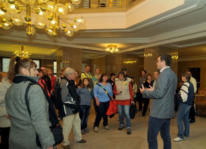 Účastníci Dne otevřených dveří poslouchají výklad o historii Nové radnice. Foto: J. Urban